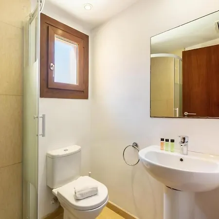 Modern Beachside Flat In Playa D'en Bossa - B Daire *